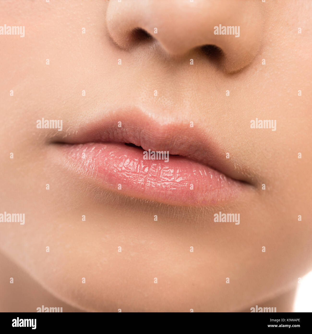 Ritratto di giovane e bella bruna donna con viso pulito. isolato su un bianco. Foto Stock