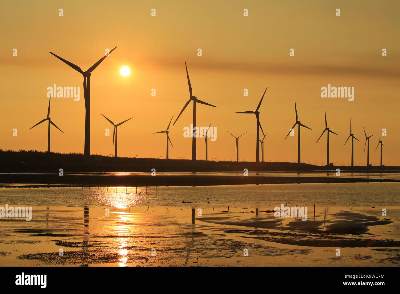 Zone umide gaomei scenario , uno di Taiwan landmark. tramonto della fattoria eolica presso gaomei wetland rifugio, Taiwan Foto Stock