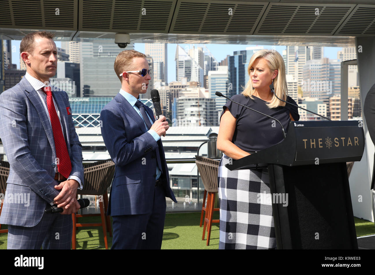 Sydney, Australia. 22 settembre 2017. Nella foto: Jockey di Hugh Bowman (L) e Kerrin McEvoy (R) con Samantha Armytage. Canale 7 Sunrise Presenter Sam Foto Stock