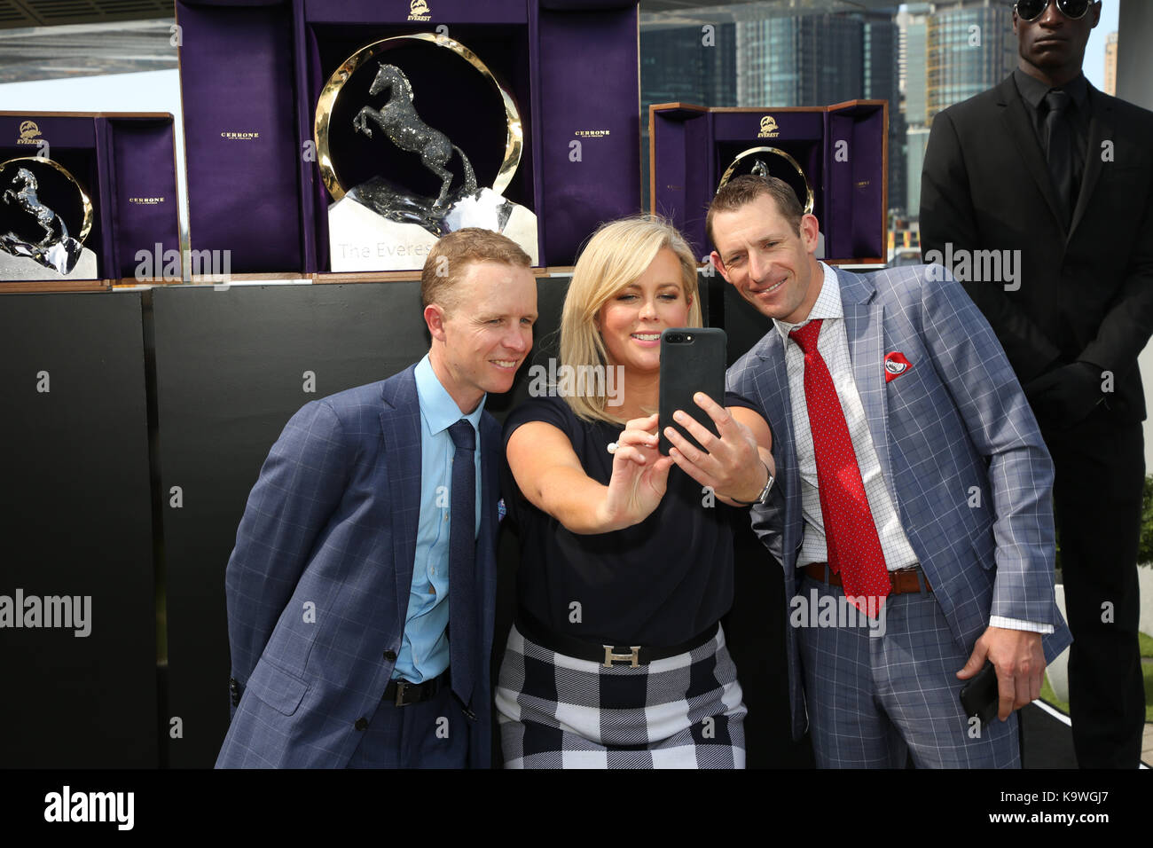 Sydney, Australia. 22 settembre 2017. Nella foto: Jockey di Kerrin McEvoy (L) e Hugh Bowman (R) con Sam Armytage. Canale 7 Sunrise Presenter Samantha Foto Stock