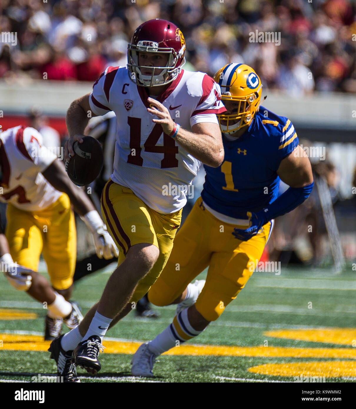 California Memorial Stadium. 23 Sep, 2017. U.S.A. Trojan quarterback Sam Darnold (14) statistiche di gioco 26-38-1 int e 2 TD get a filo fuori della tasca per un breve cantiere guadagno durante il NCAA Football gioco tra USC Trojans e la California Golden Bears 30-20 win in California Memorial Stadium. Thurman James/CSM/Alamy Live News Foto Stock