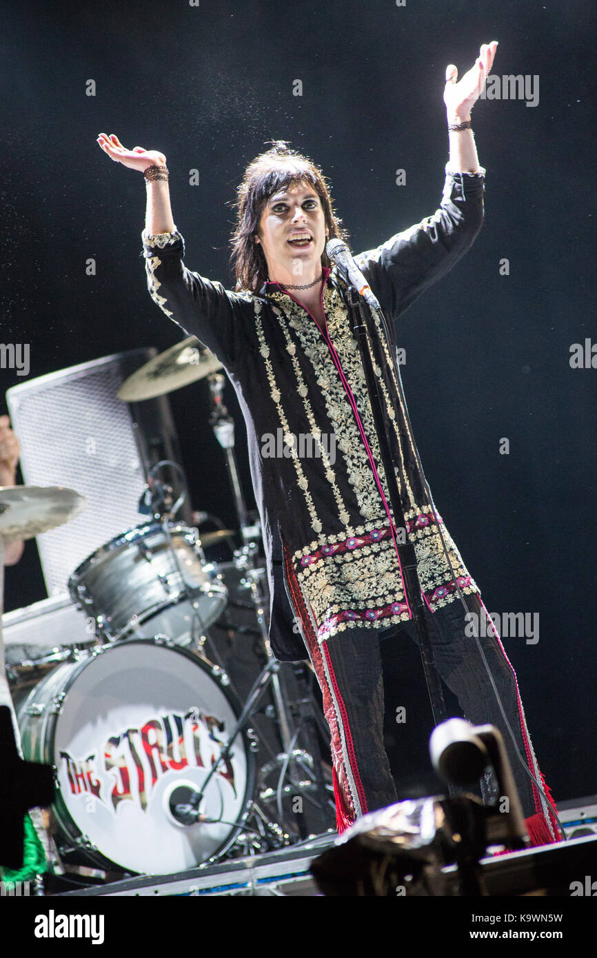 Lucca Italia. 23 settembre 2017. L'inglese rock band i puntoni suona dal vivo sul palco a mura storiche durante il 'Lucca Summer Festival 2017' apertura della mostra dei Rolling Stones. Credito: Rodolfo Sassano/Alamy Live News Foto Stock