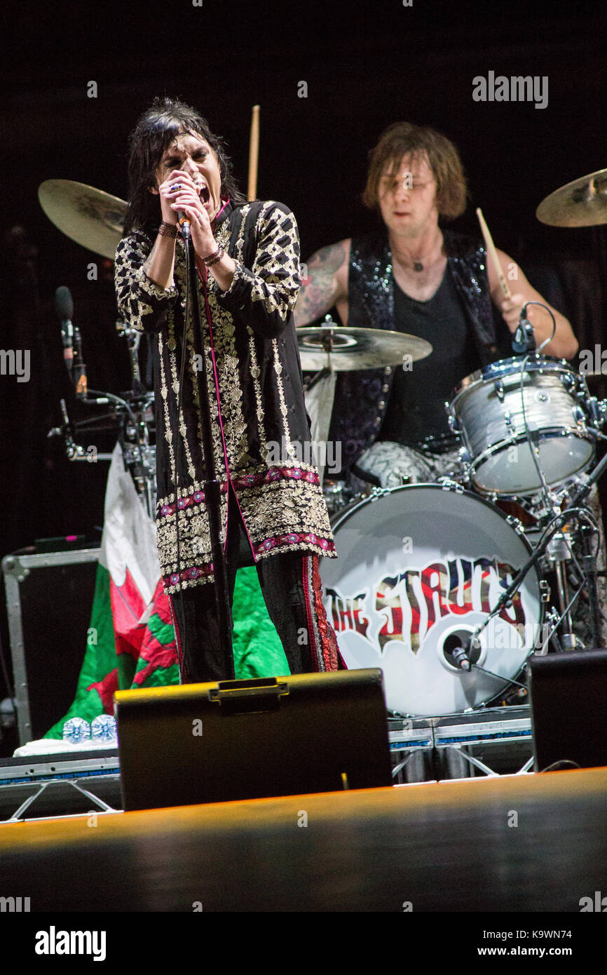 Lucca Italia. 23 settembre 2017. L'inglese rock band i puntoni suona dal vivo sul palco a mura storiche durante il 'Lucca Summer Festival 2017' apertura della mostra dei Rolling Stones. Credito: Rodolfo Sassano/Alamy Live News Foto Stock