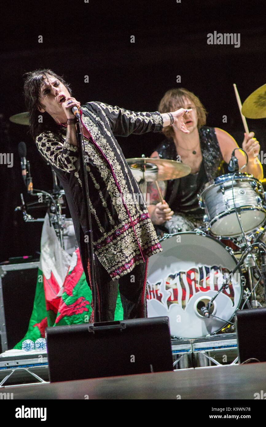 Lucca Italia. 23 settembre 2017. L'inglese rock band i puntoni suona dal vivo sul palco a mura storiche durante il 'Lucca Summer Festival 2017' apertura della mostra dei Rolling Stones. Credito: Rodolfo Sassano/Alamy Live News Foto Stock