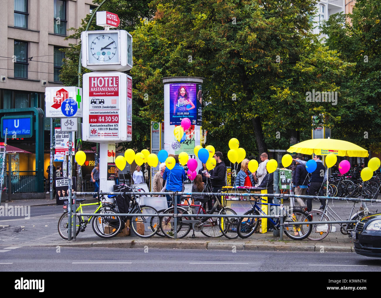 Berlino, Germania. 23 Settembre, 2017. I sostenitori della FDP Partito Democratico Libero di campagna elettorale a Rosenthalerplatz alla vigilia del tedesco elezione federale 2017 Credit: Eden Breitz/Alamy Live News Foto Stock