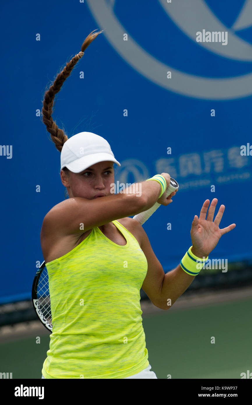 Wuhan, Cina. 24 settembre, 2017. yulia putintseva del Kazakistan restituisce la sfera durante l' singles match di primo turno contro maria sakkari della Grecia a 2017 wta wuhan aprire a Wuhan, capitale della Cina centrale della provincia di Hubei, sett. 24, 2017. yulia putintseva perso 1-2. (Xinhua/zhang duan)(WLL) Foto Stock