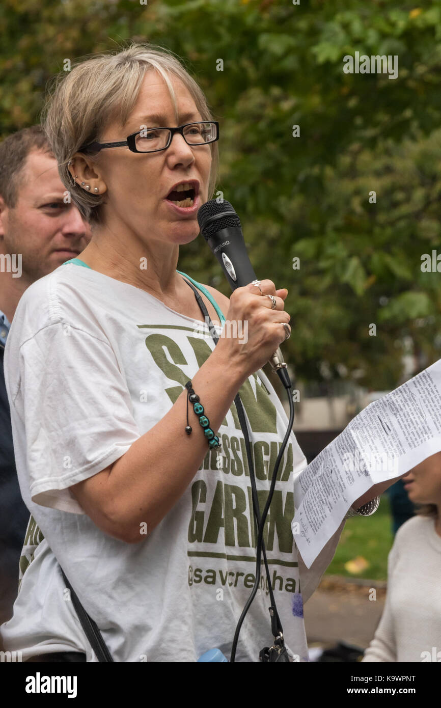 Londra, Regno Unito. 23 Settembre 2017. Londra, Regno Unito. 23 settembre 2017. Anne Cooper di Save Cressingham Gardens a Lambeth parla al rally di Tottenham prima di centinaia di marzo a Finsbury Park contro il cosiddetto Haringey Development Vehicle, sotto il quale Haringey Council sta facendo un enorme trasferimento di alloggi del consiglio alla multinazionale australiana Lendlease. Ciò comporterà l'imminente demolizione di oltre 1,300 case del consiglio nella tenuta del Northumberland Park, seguita da una simile perdita di alloggi sociali in tutto il borgo. A Â£2 miliardi, il suo è il più grande giveaway di alloggi del consiglio Foto Stock