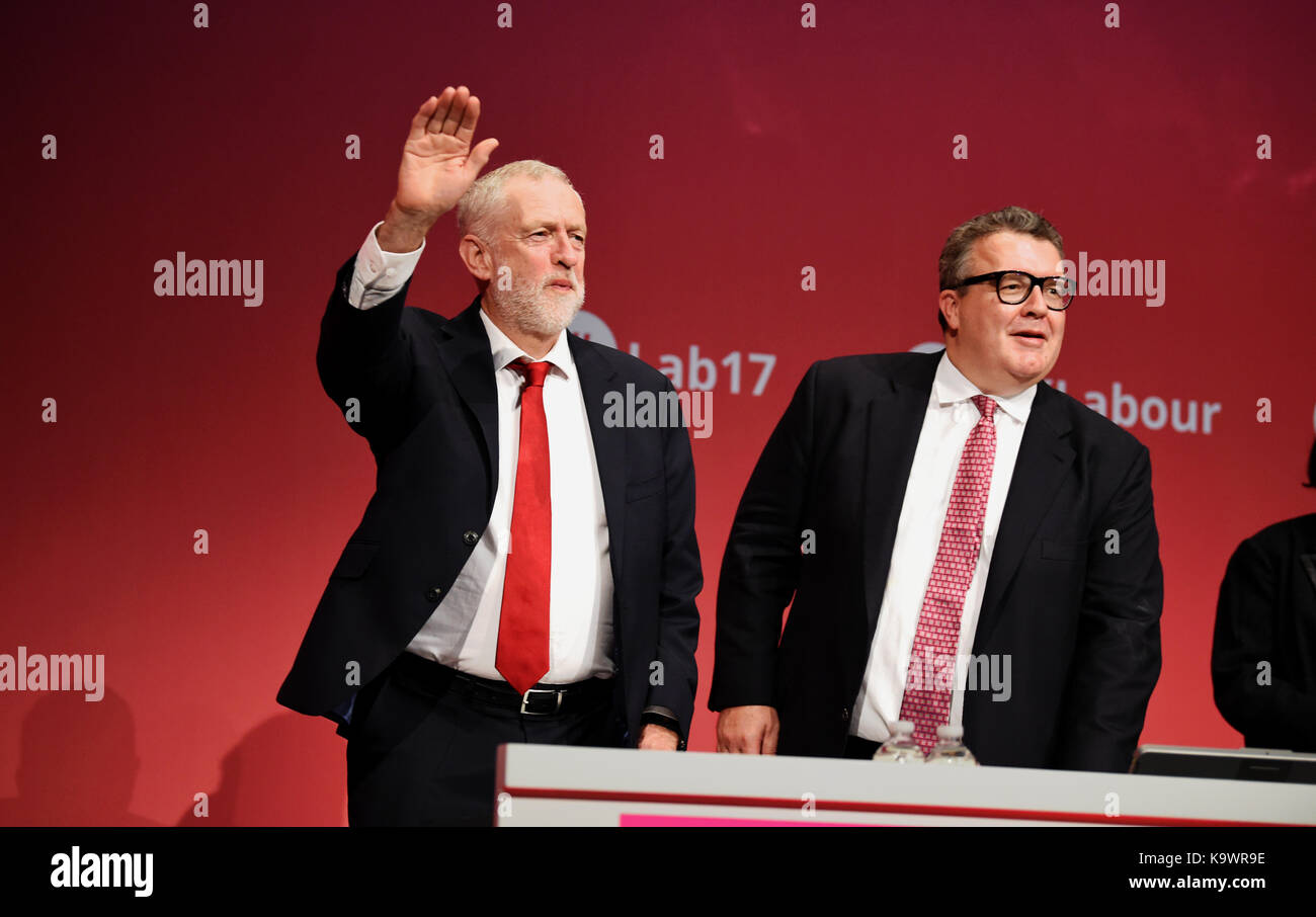 Brighton, Regno Unito. 24Sep, 2017. Jeremy Corbyn il leader del partito laburista con Tom Watson in apertura del partito laburista conferenza tenutasi nel centro di Brighton questa mattina . La conferenza continua fino a quando il climax di mercoledì quando Jeremy Corbyn offre il suo leader di credito del parlato: Simon Dack/Alamy Live News Foto Stock