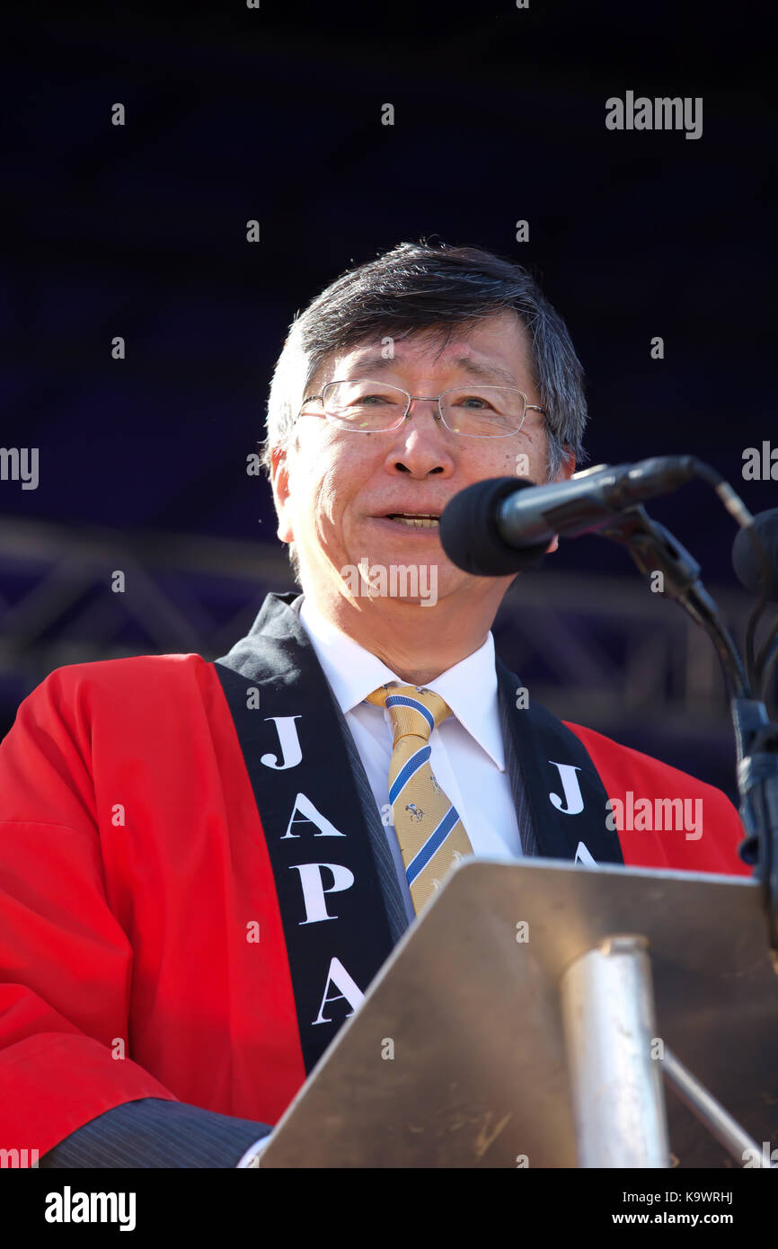 Trafalgar Square, Regno Unito. 24Sep, 2017. L'Ambasciatore del Giappone il sig. Koji Tsuruoka assiste il Giappone Matsuri 2017 che ha avuto luogo a Trafalgar Square a Londra. Un festival di cultura giapponese con cibo, musica, danza, arti marziali e molto di più. Il festival è ora nel suo nono anno. Credito: Keith Larby/Alamy Live News Foto Stock