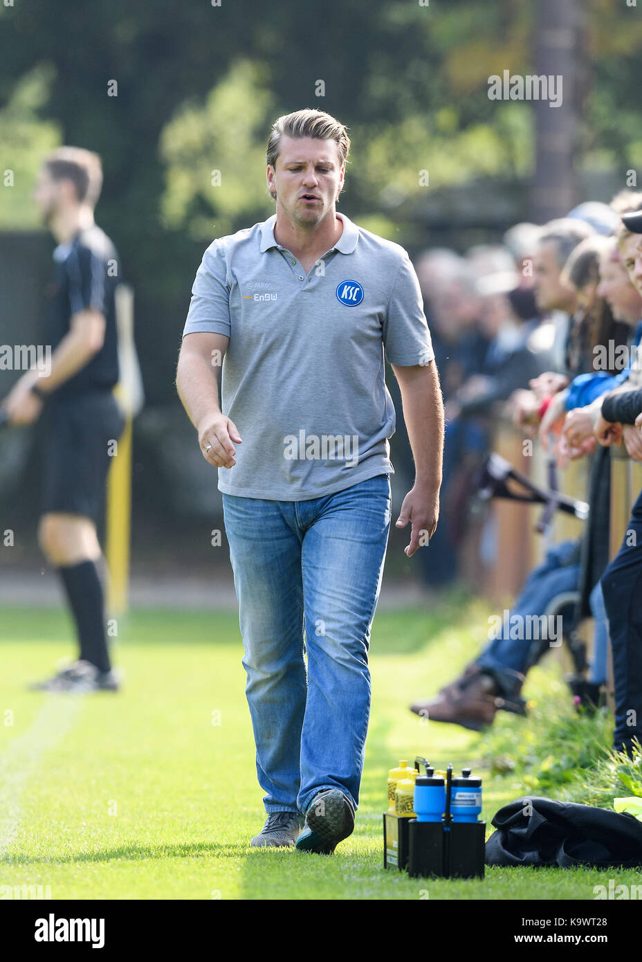 Karlsruhe, Deutschland. 24Sep, 2017. trainer lukas kwasniok (KSC). Ges/ fussball/ junioren u 19: Karlsruher SC - tsg 1899 hoffenheim, 24.09.2017 -- | verwendung weltweit credito: dpa/alamy live news Foto Stock