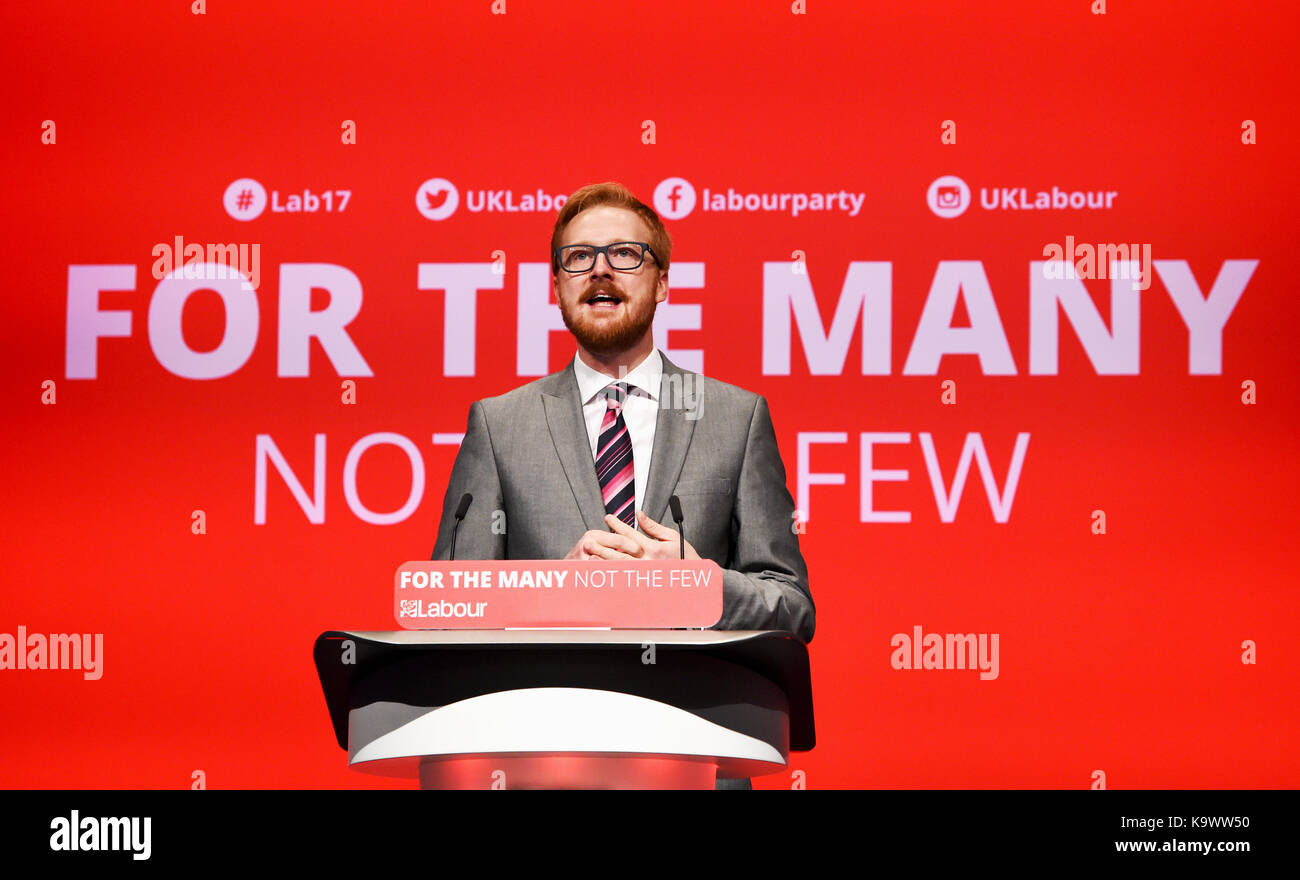 Brighton, Regno Unito. 24Sep, 2017. Lloyd russell-moyle recentemente eletto il lavoro mp per Brighton e kemptown peacehaven rende il discorso di benvenuto in occasione del congresso del partito laburista la nel centro di Brighton. La conferenza continua fino a quando il climax di mercoledì quando jeremy corbyn offre il suo leader di credito del parlato: simon dack/alamy live news Foto Stock