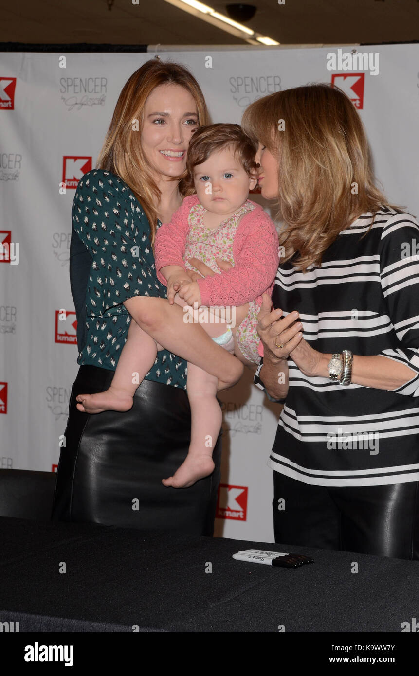 Burbank, Ca. 23rd settembre 2017. Spencer Margaret Richmond con la figlia Bea e la madre Jaclyn Smith al lancio in negozio della nuova linea di abbigliamento per bambini Spencer di Jaclyn Smith a Kmart a Burbank, California, il 23 settembre 2017. Credito: David Edwards/Media Punch/Alamy Live News Foto Stock