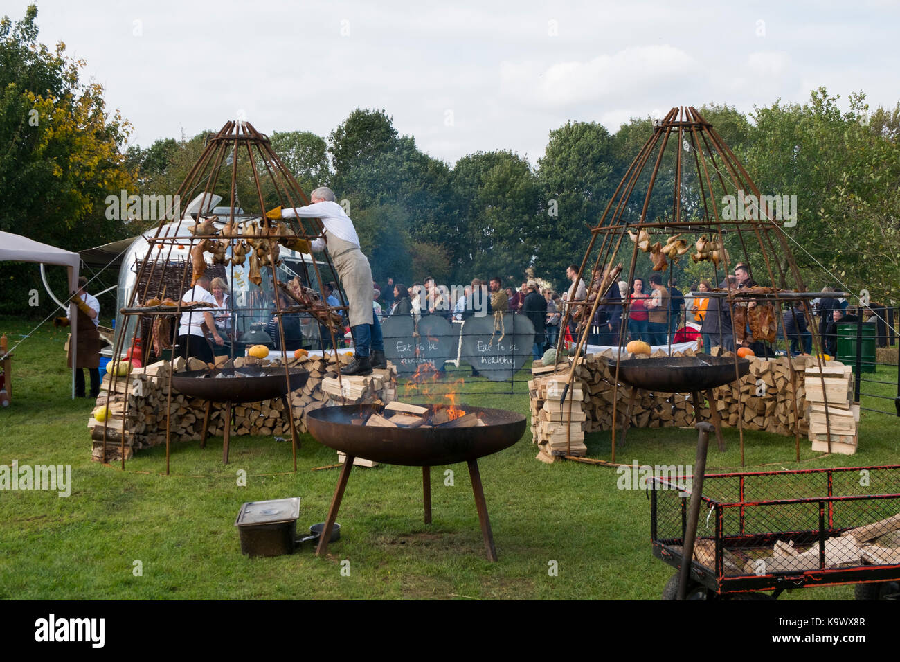 Daylesford, Kingham, REGNO UNITO, 23 settembre 2017. La festa della mietitura a Daylesford Farmshop organico in Cotswolds, UK. Prodotti biologici, la frutta e la verdura, fuoco box tostatura di agnello, carne di maiale e di pollo, animali da fattoria a guardare e le persone che si godono il cibo e le dimostrazioni di cucina. Credito: Flo Smith/Alamy Live News Foto Stock