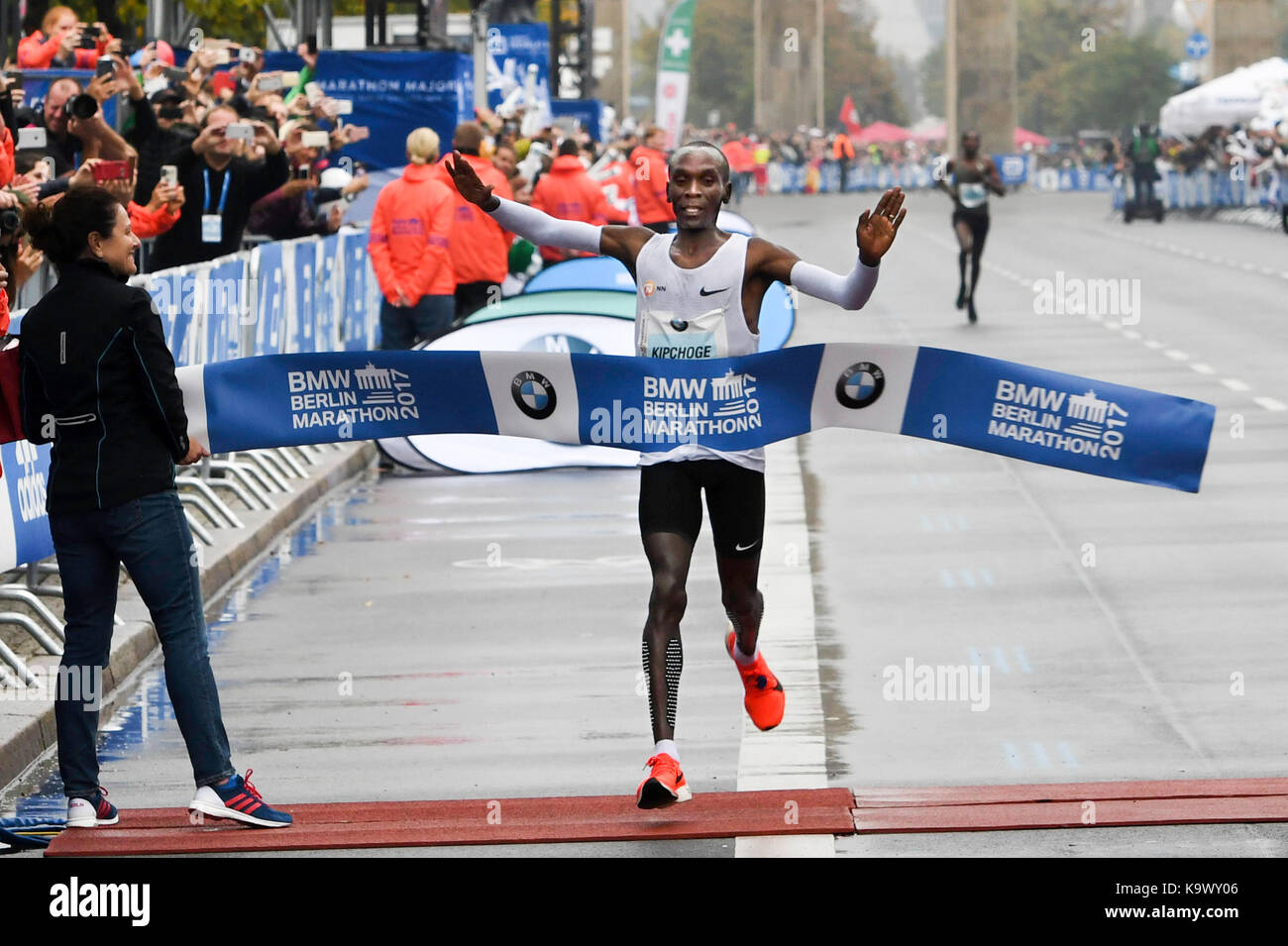 Berlino, Germania. 24 Settembre, 2017. 2017 la maratona di Berlino vincitore Eliud Kipchoge (Kenya) con un tempo di 2:03:32 Credito: Paolo Velasco/Alamy Live News Foto Stock