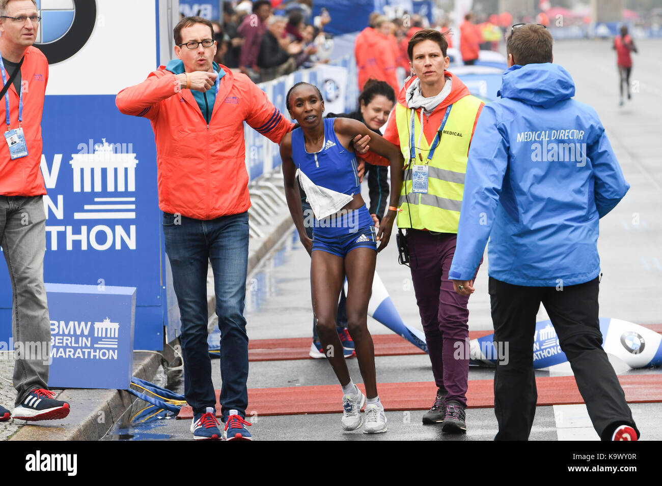 Berlino, Germania. 24 Settembre, 2017. 2017 la maratona di Berlino le donne il vincitore di Gladys Cherono (Kenya) è aiutato da funzionari dopo la finitura in un tempo di 2:20:23 Credito: Paolo Velasco/Alamy Live News Foto Stock