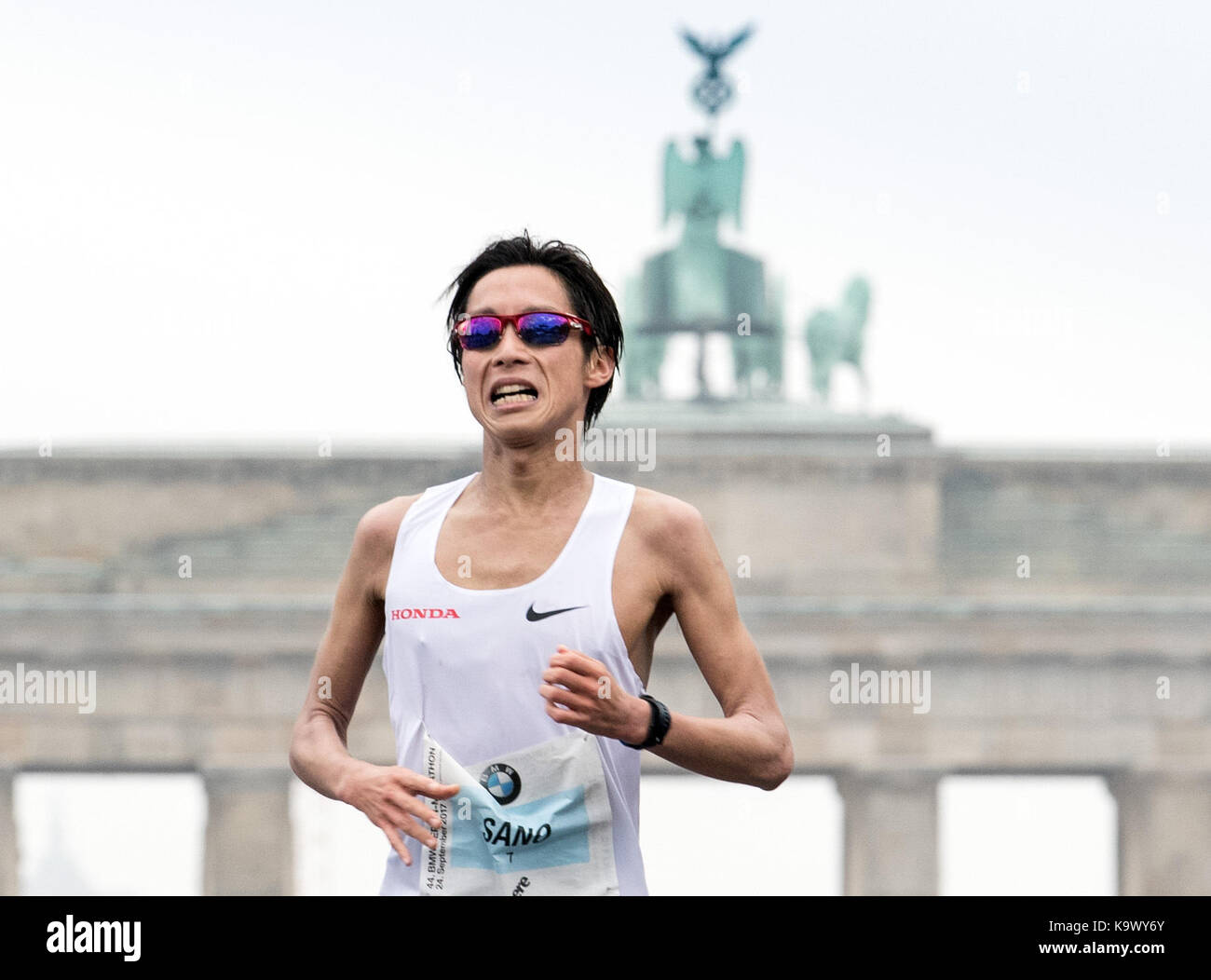 Berlino, Germania. 24Sep, 2017. giapponese hiroaki runner sano luoghi 7 durante la quarantaquattresima la maratona di Berlino a Berlino, Germania, 24 settembre 2017. Credito: soeren stache/dpa/alamy live news Foto Stock