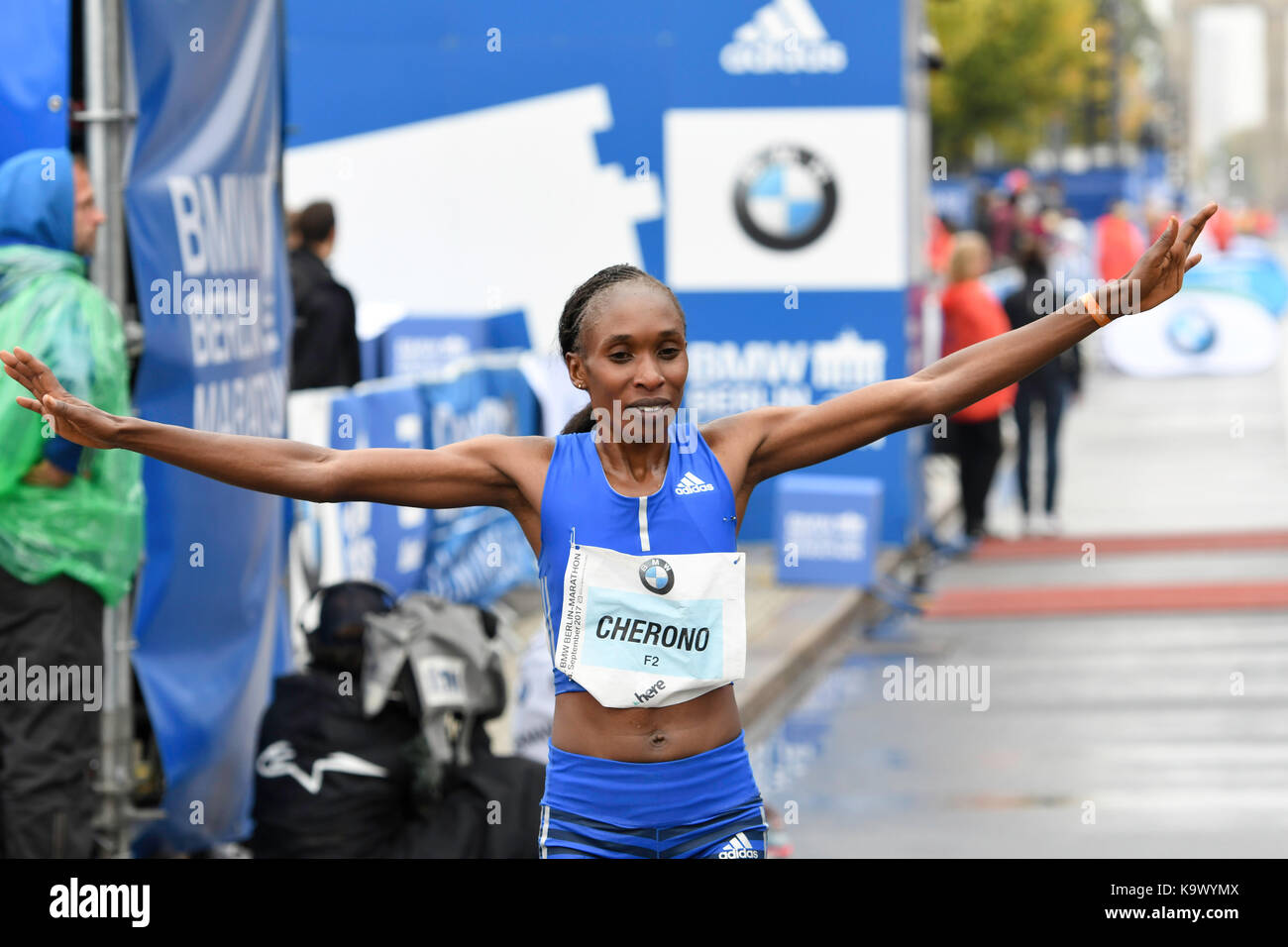 Berlino, Germania. 24 Settembre, 2017. 2017 la maratona di Berlino le donne il vincitore di Gladys Cherono (Kenuya) impostare un tempo di 2:20:23. Credito: Paolo Velasco/Alamy Live News Foto Stock