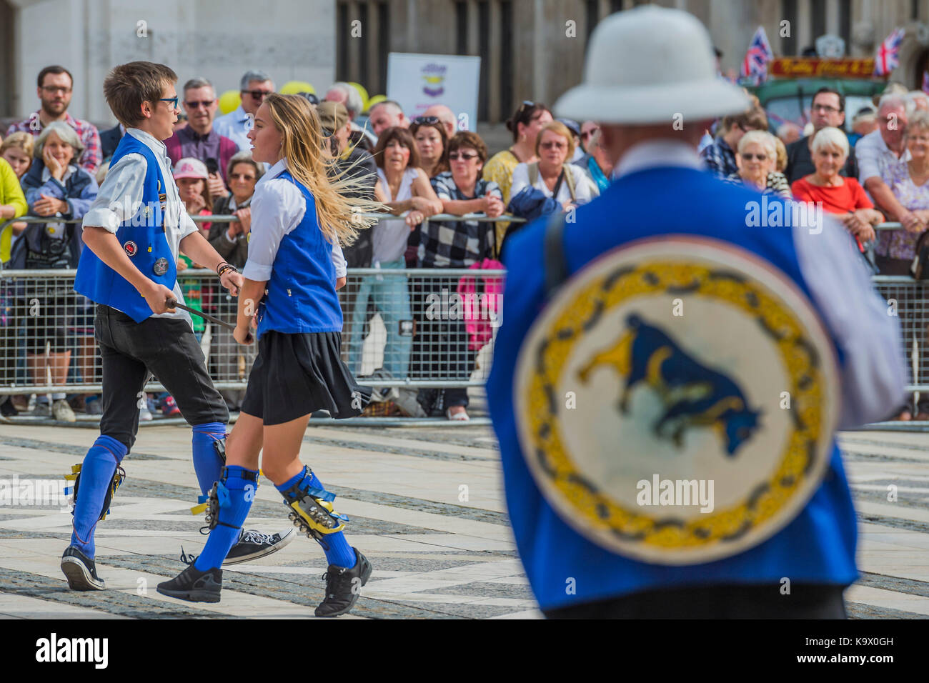 Londra, Regno Unito. 24 Settembre, 2017. Il Royal Liberty Morris ballerini di Essex - La raccolta annuale Festival organizzato dalla Società di perla inizia con una cerimonia in Guild Hall cortile e quindi elabora a prua chiesa della città di Londra. Perlacea re e regine di Londra si riuniscono per il più grande evento nel calendario di perla. Londra 24 set 2017. Credito: Guy Bell/Alamy Live News Foto Stock