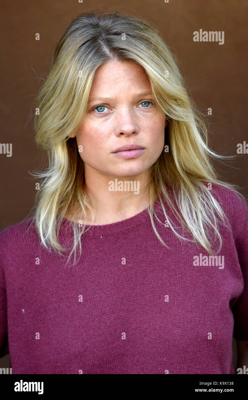 Melanie Thierry si pone durante un'esclusiva ripresa fotografica al 65esimo San Sebastian Film Festival 2017 presso l'Hotel Maria Cristina il 24 settembre 2017 a San Sebastian, Spagna. Foto Stock