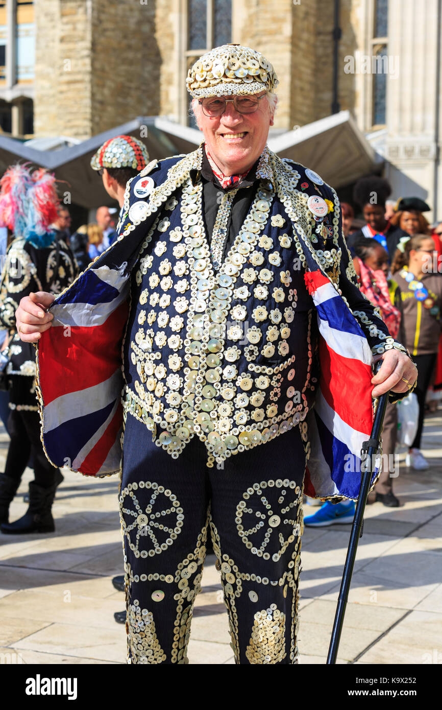 Città di Londra, 24 settembre 2017. roy york, il re di perla di Smithfield. l annuale perlacea re e regine di Harvest Festival alla Guildhall yard nella città di Londra,celebrare la bontà del raccolto autunnale con tradizionale intrattenimento. morris dancing, maypole dancing, Marching Band e personaggi colorati nel tradizionale evento Foto Stock