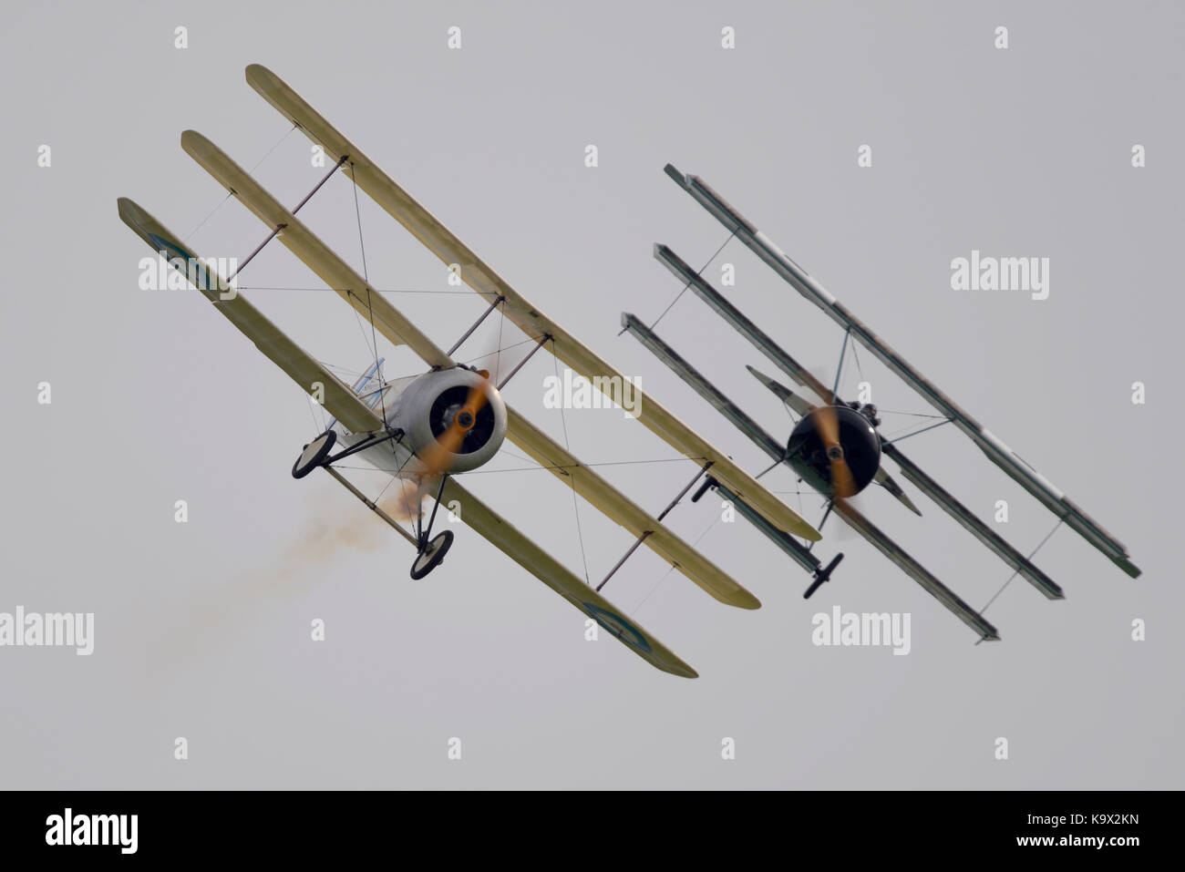 Great War display Team Sopwith Triplane e Fokker DR1 al Duxford September Airshow Foto Stock