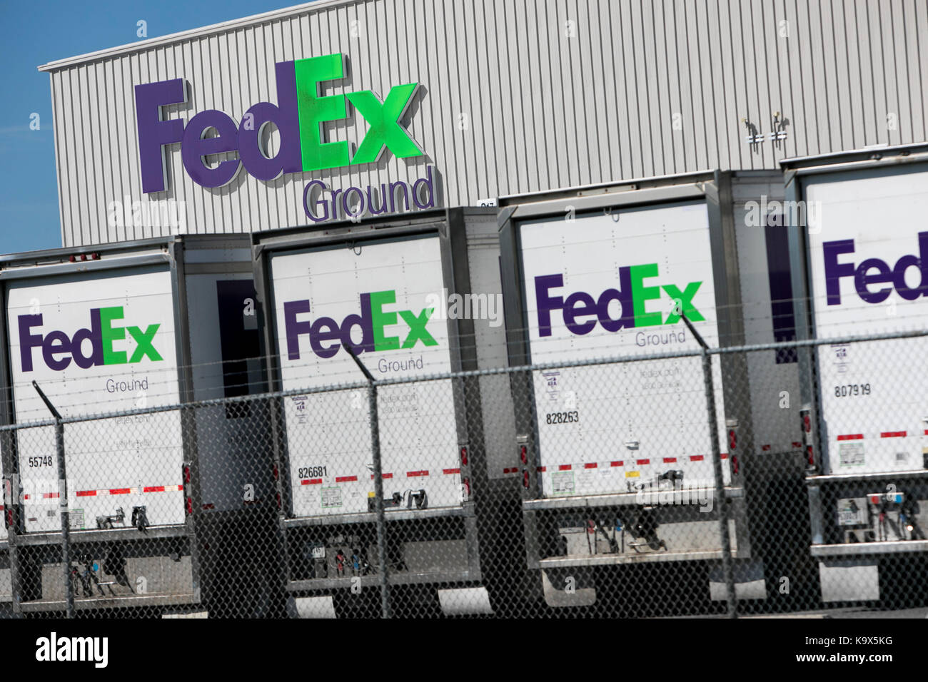 Un segno di logo e rimorchi dei camion al di fuori di un fedex ground centro di distribuzione di hagerstown, Maryland il 23 settembre 2017. Foto Stock