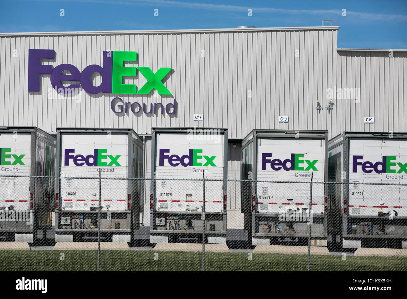 Un segno di logo e rimorchi dei camion al di fuori di un fedex ground centro di distribuzione di hagerstown, Maryland il 23 settembre 2017. Foto Stock