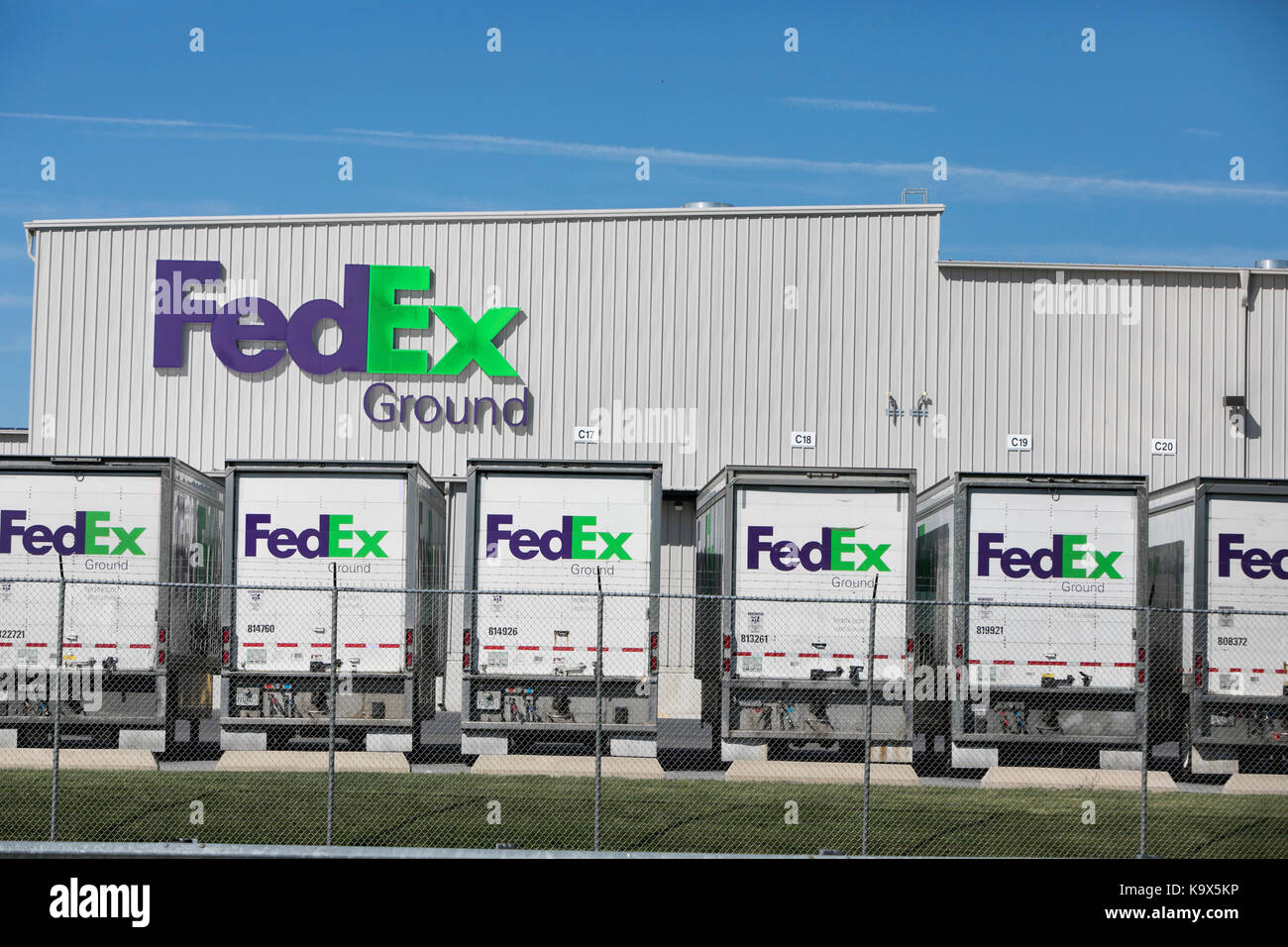 Un segno di logo e rimorchi dei camion al di fuori di un fedex ground centro di distribuzione di hagerstown, Maryland il 23 settembre 2017. Foto Stock