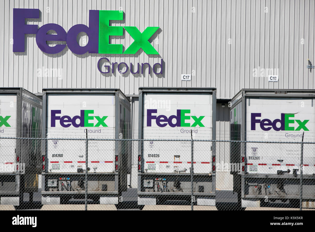Un segno di logo e rimorchi dei camion al di fuori di un fedex ground centro di distribuzione di hagerstown, Maryland il 23 settembre 2017. Foto Stock