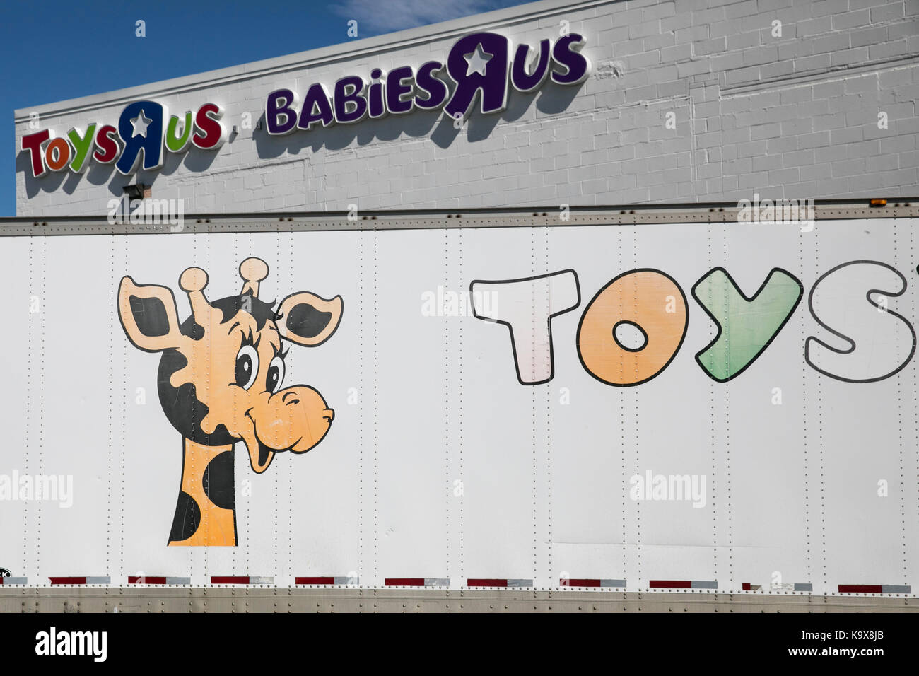 Un logo segno esterno di una Toys "R" Us e neonati "R" Us retail store di Hagerstown, Maryland il 23 settembre 2017. Foto Stock