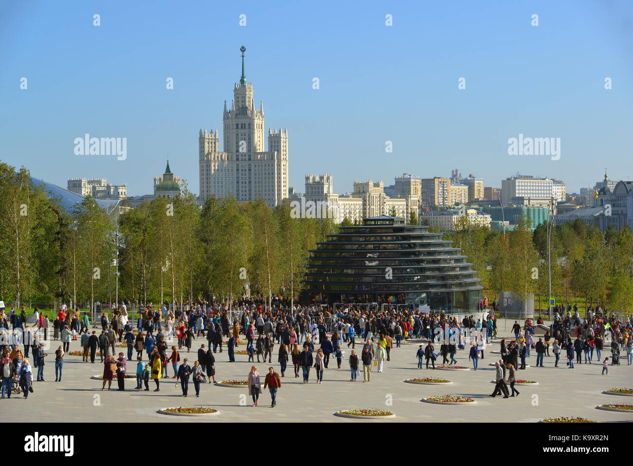 Mosca, Russia - 23 settembre. 2017. consente di visualizzare le informazioni del padiglione e ingresso al parco zaryadye. Foto Stock