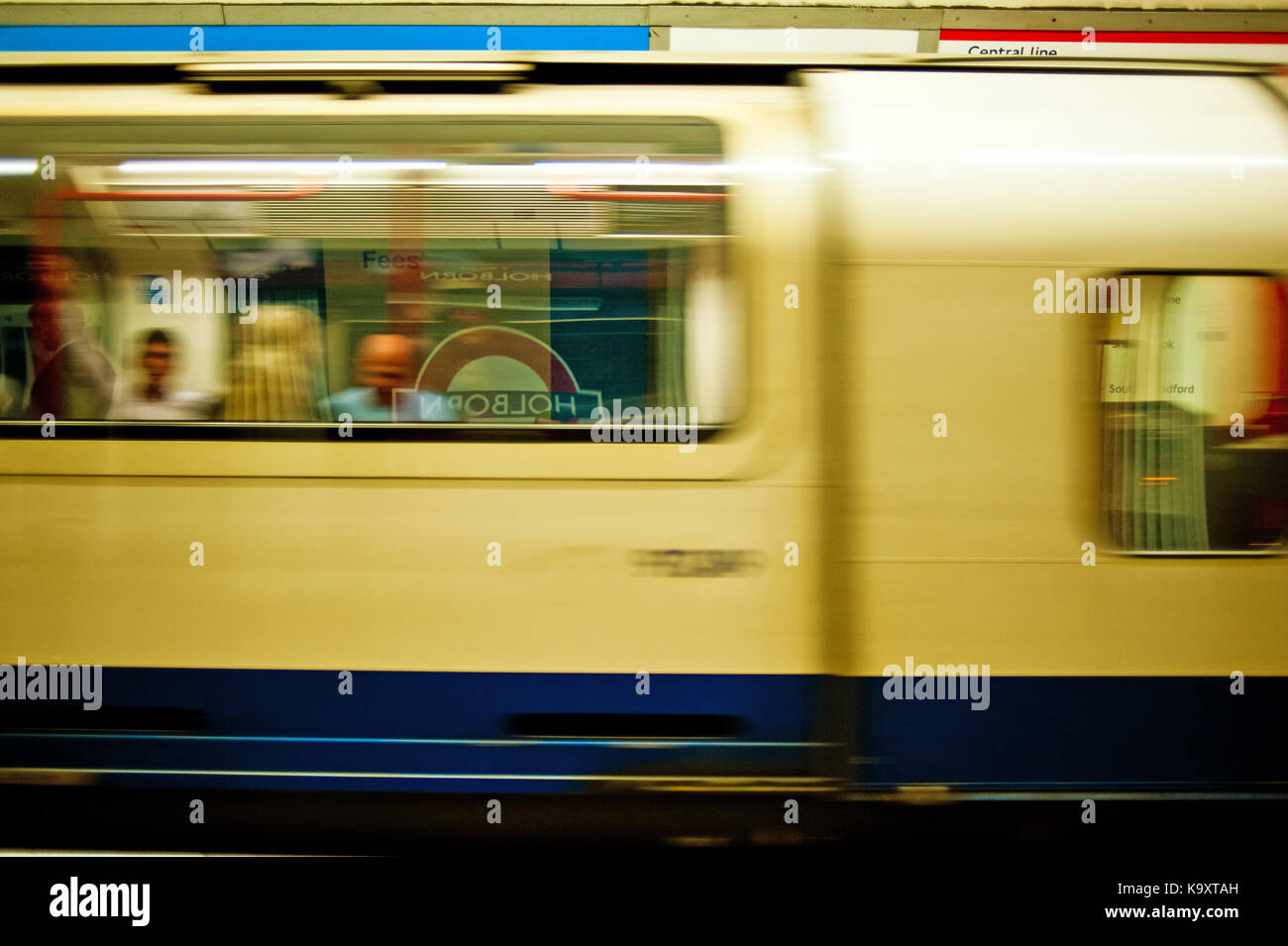 Tubo di passaggio treno, stazione della metropolitana di Holborn Londra Foto Stock