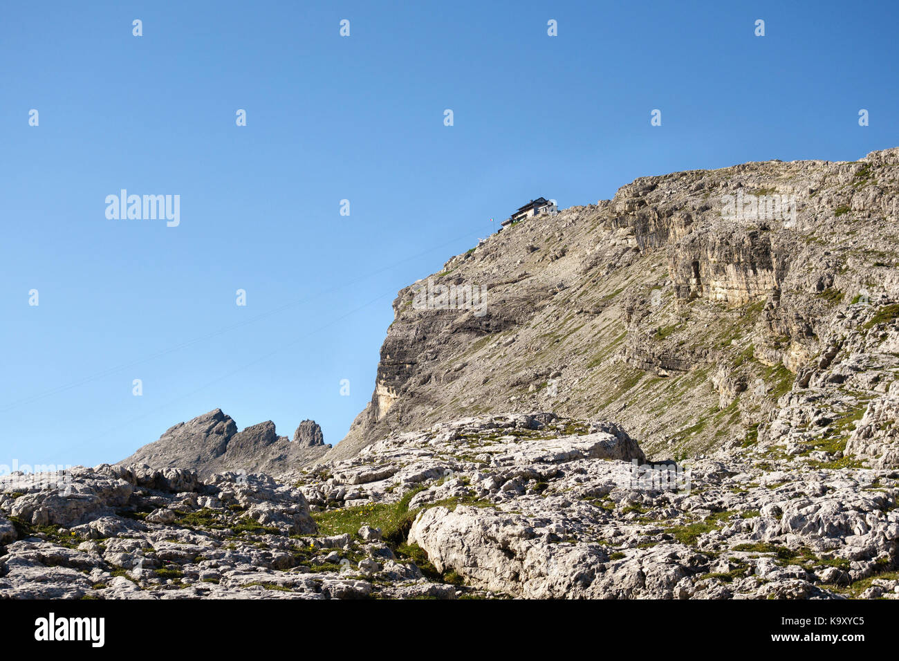 Le Dolomiti, Italia settentrionale. La montagna guesthouse Rifugio Nuvolau è arroccato su una vertiginosa vertice a 2575m, sull'Alta Via 1 lungo il percorso a distanza Foto Stock