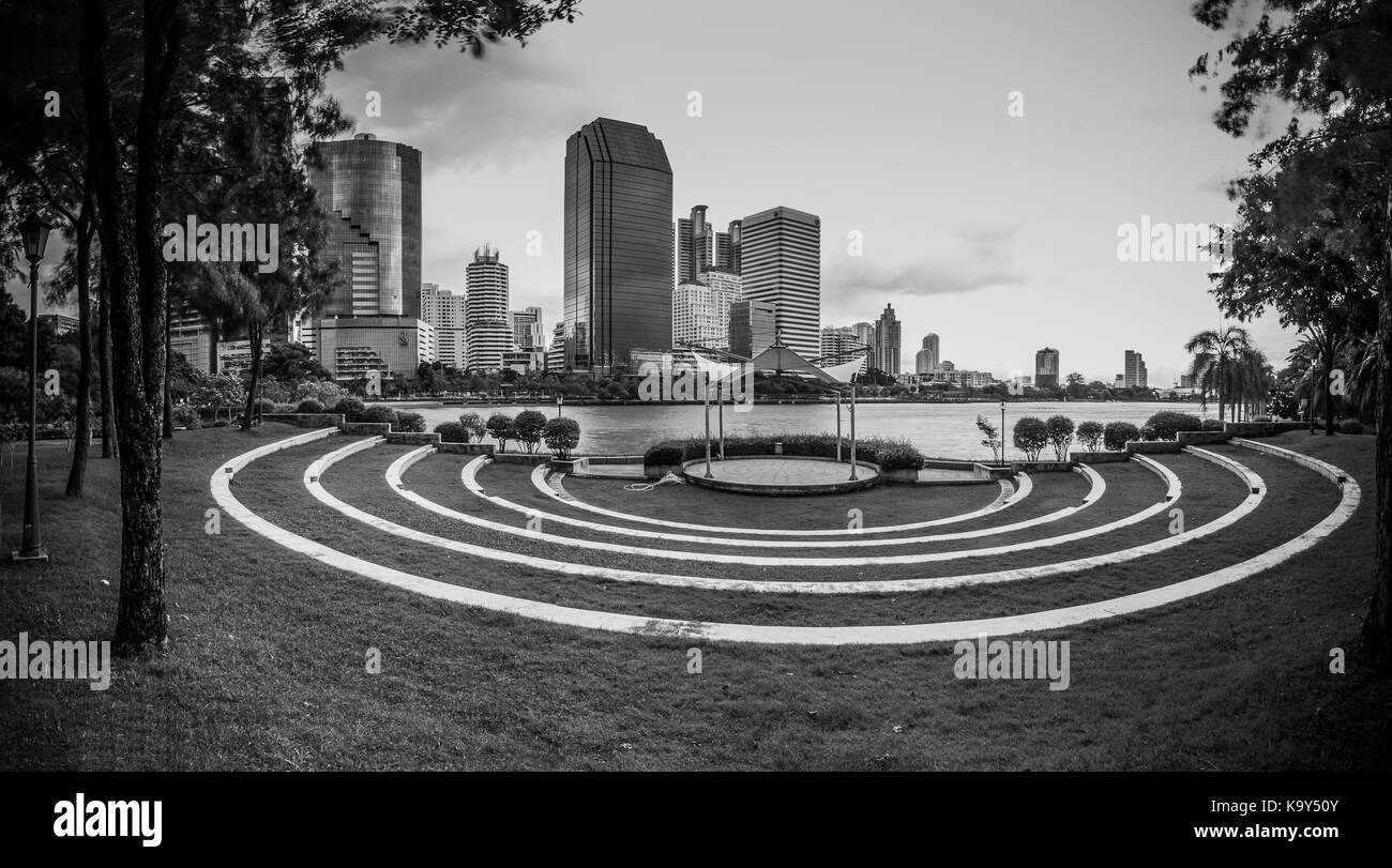 Bangkok, Tailandia - 13 settembre 2015 : il paesaggio della città di Bangkok. cattura da benjakitti park a Bangkok. (Nero e bianco tema) Foto Stock