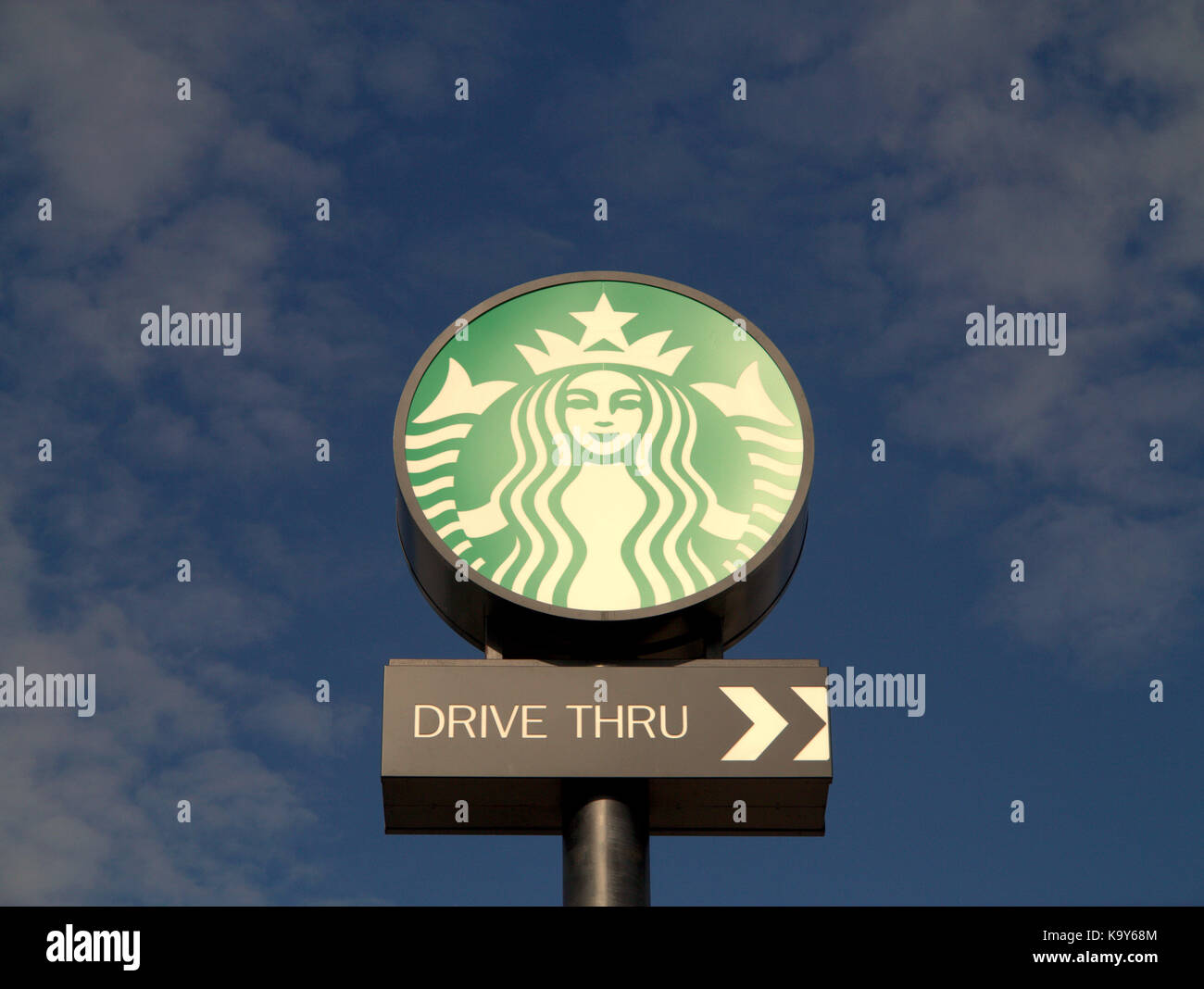 Starbucks Coffee segno drive thru frecce blu cielo Foto Stock