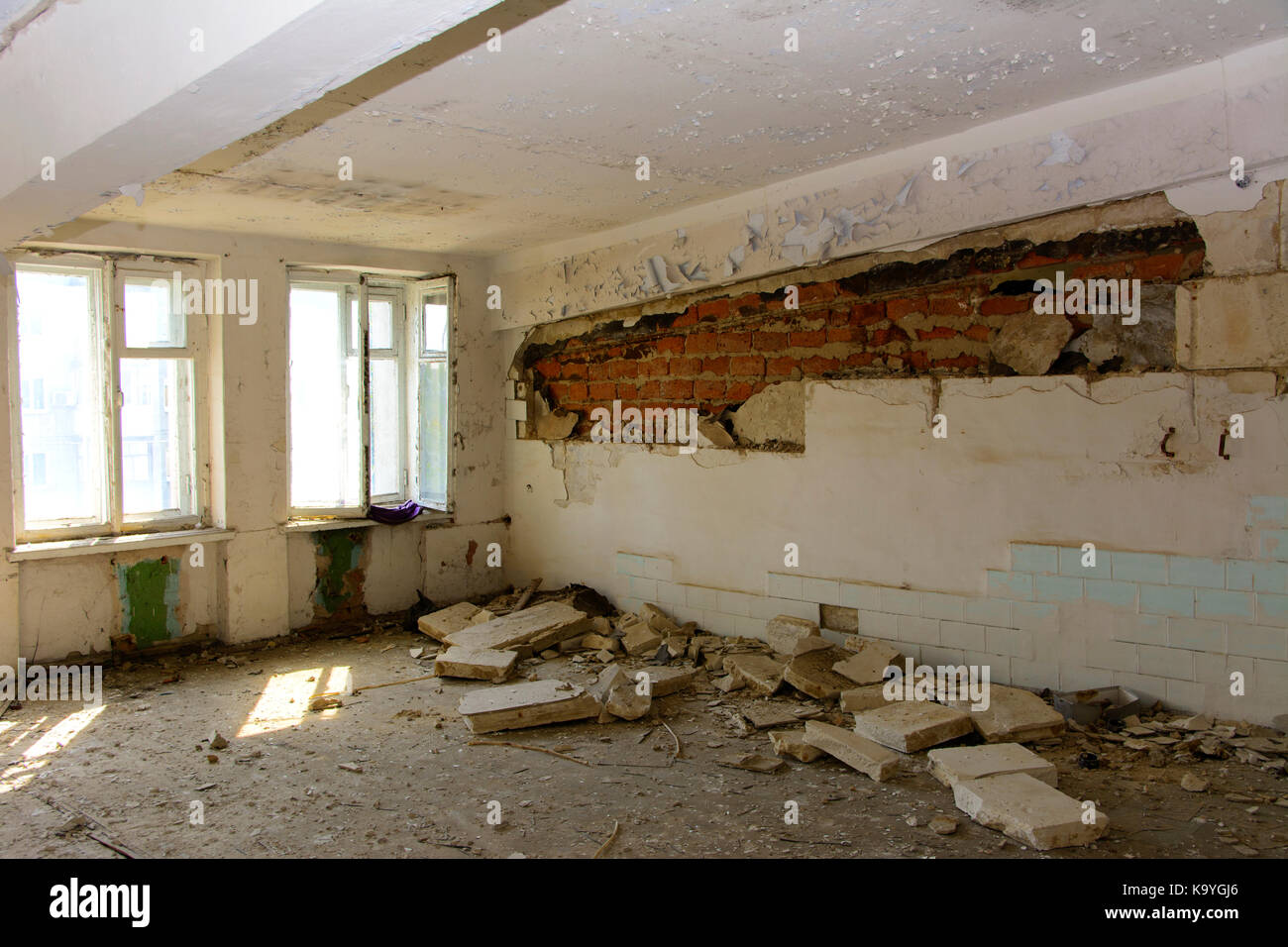 Distruggere e saccheggio shop della pianta, che ha lavorato nel settore della difesa dell'Ucraina. rapina e un atto di vandalismo. settembre 2017 Foto Stock