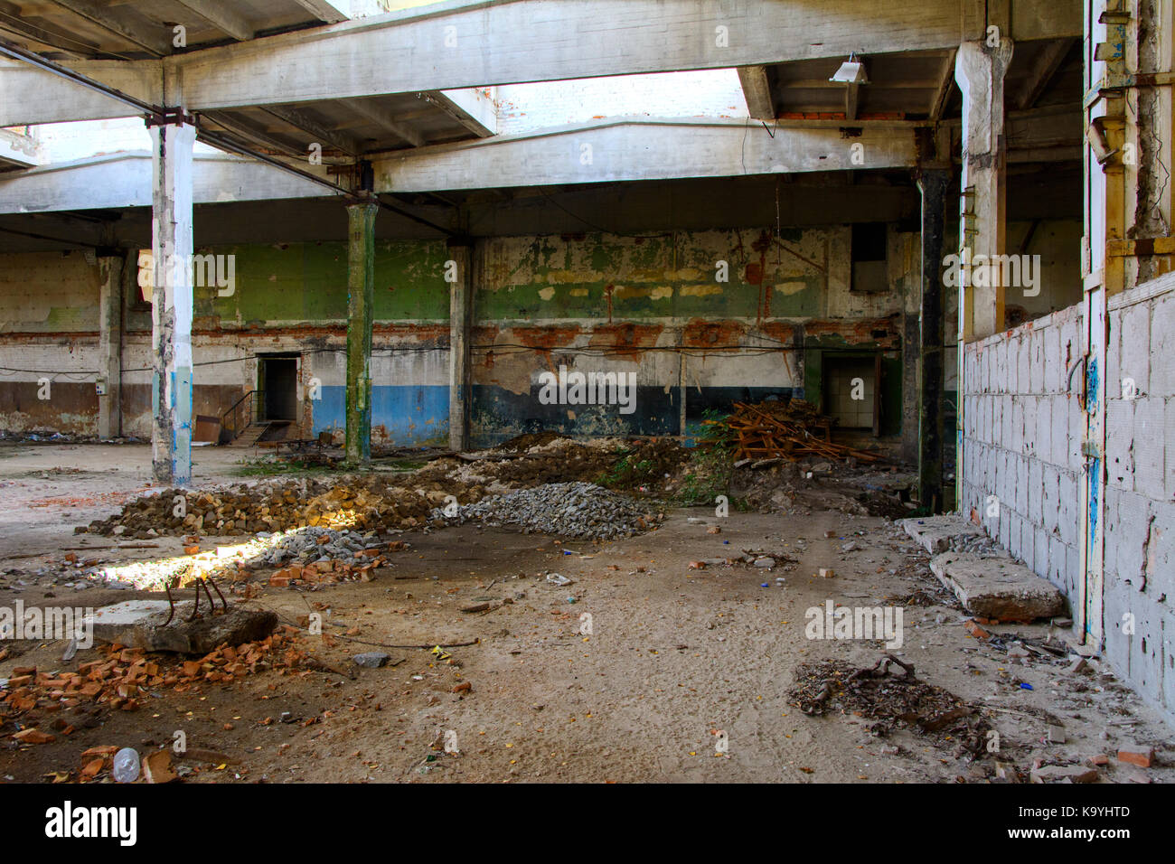 L'edificio distrutto della factory workshop, che ha lavorato per il settore della difesa dell'Ucraina. rapina e un atto di vandalismo. settembre 2017 Foto Stock