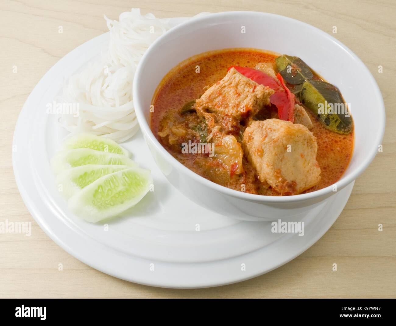Cibo vegan, curry tailandese rossa con trama di proteine vegetali, ananas e latte di cocco. Foto Stock
