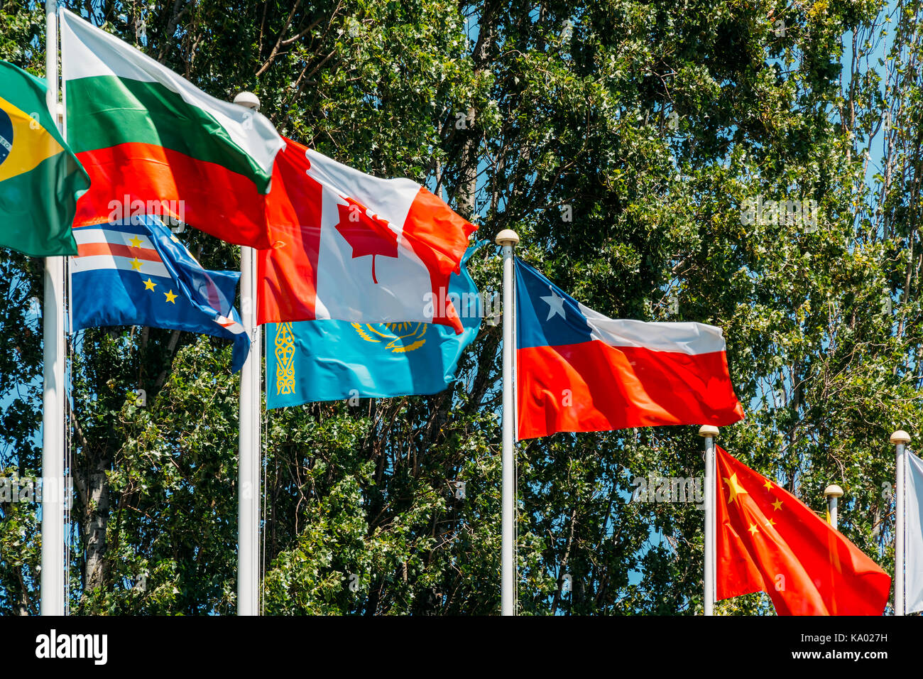 Bandiera del mondo poli a Lisbona, Portogallo Foto Stock