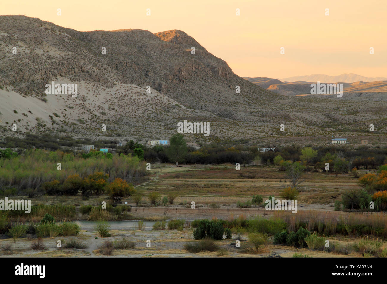 Il Rio Grande Villaggio Sentiero Natura offre ai visitatori con facile accesso alle spettacolari vedute di Rio Grande Valley, il Parco nazionale di Big Bend, Texas Foto Stock