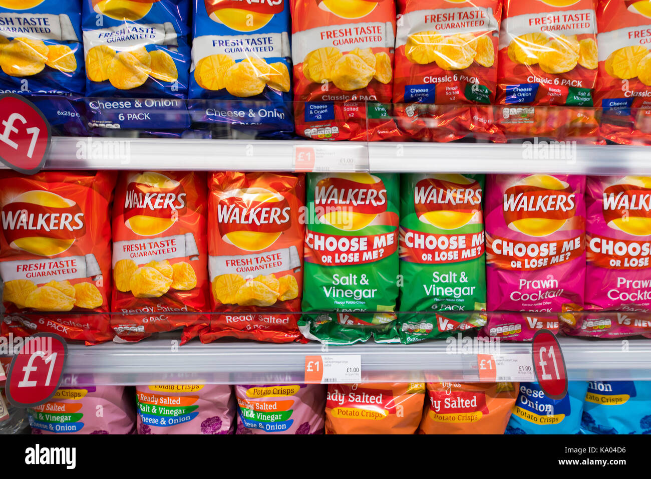 Walkers crisps sul display in un supermercato. Foto Stock