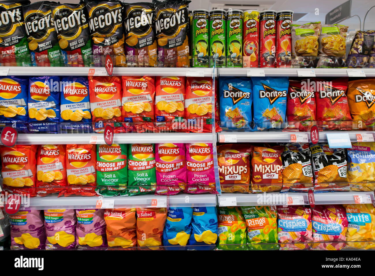 Croccantini sul display in un supermercato. Foto Stock