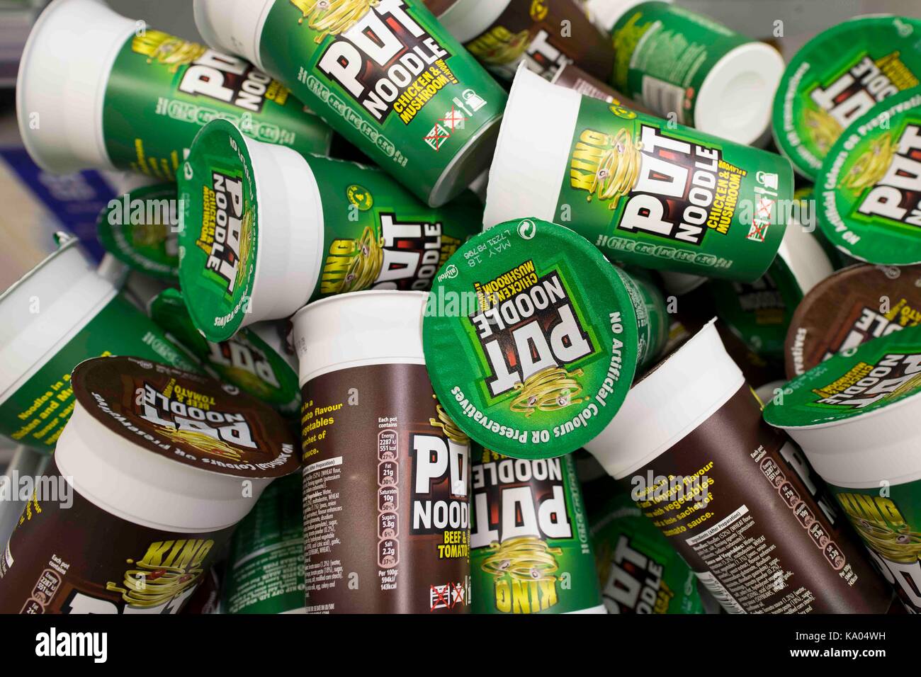 Pot noodles sul display in vendita in un supermercato. Foto Stock