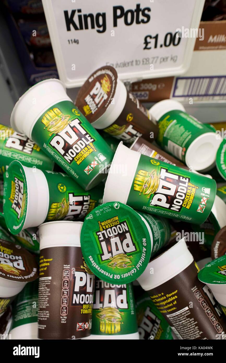 Pot noodles sul display in vendita in un supermercato. Foto Stock