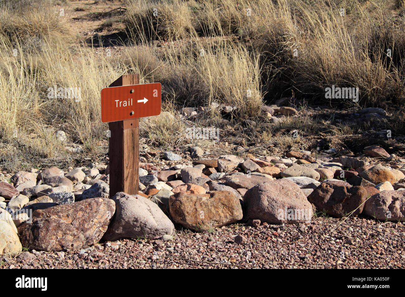 Un segno guida i visitatori lungo il sentiero interpretative nello storico Fort Craig nel Nuovo Messico, sito di una unione fortificazione militare durante la guerra civile Foto Stock