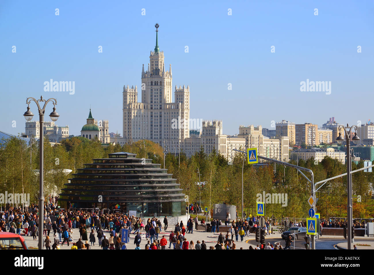 Mosca, Russia - 23 settembre. 2017. consente di visualizzare le informazioni del padiglione e ingresso al parco zaryadye. Foto Stock