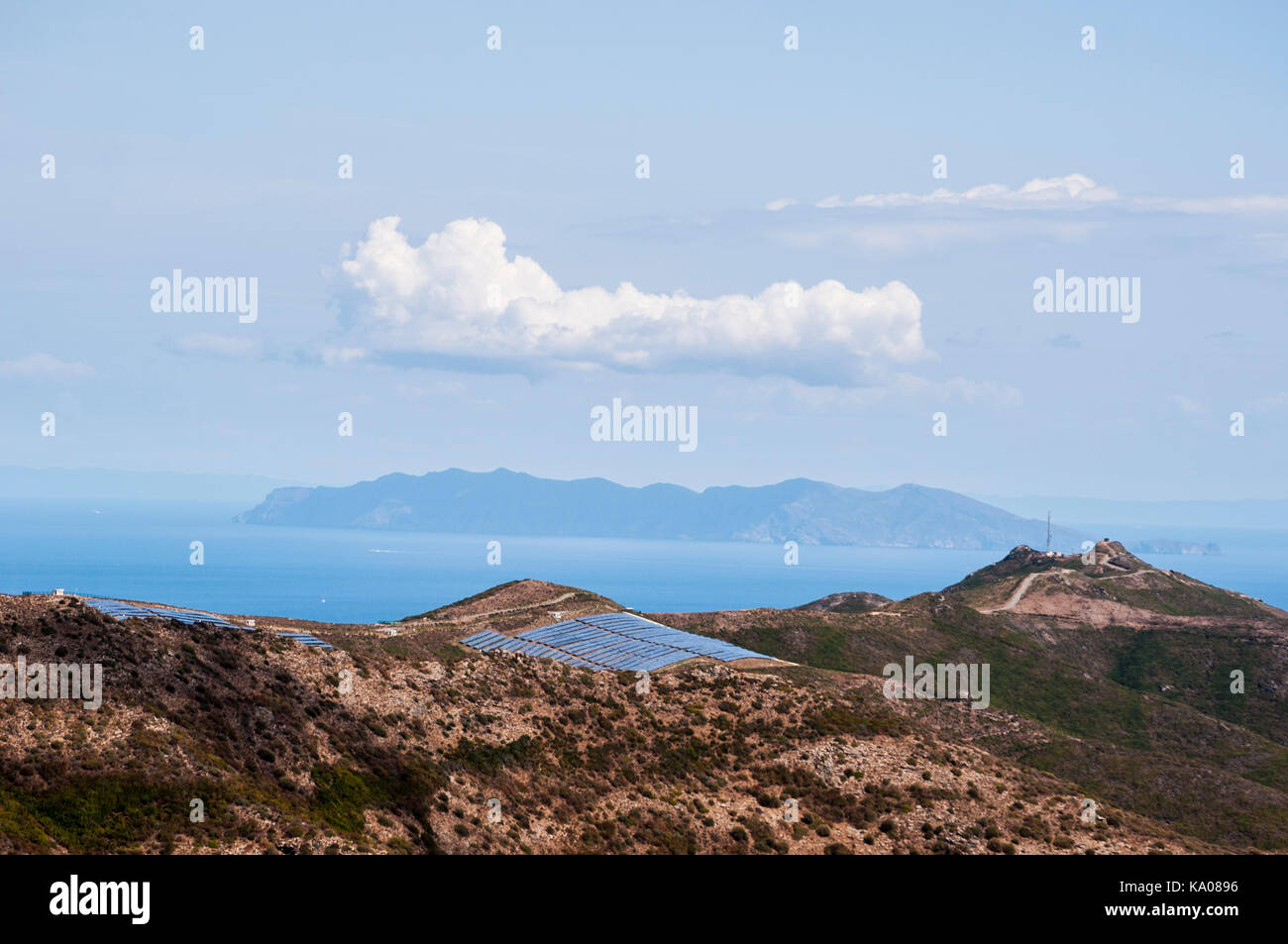 Profilo di Capraia, l'isola vulcanica nel canale di Corsica, il tratto di mare che divide la corsica dall'isola d'elba, visto da di Cap Corse Foto Stock