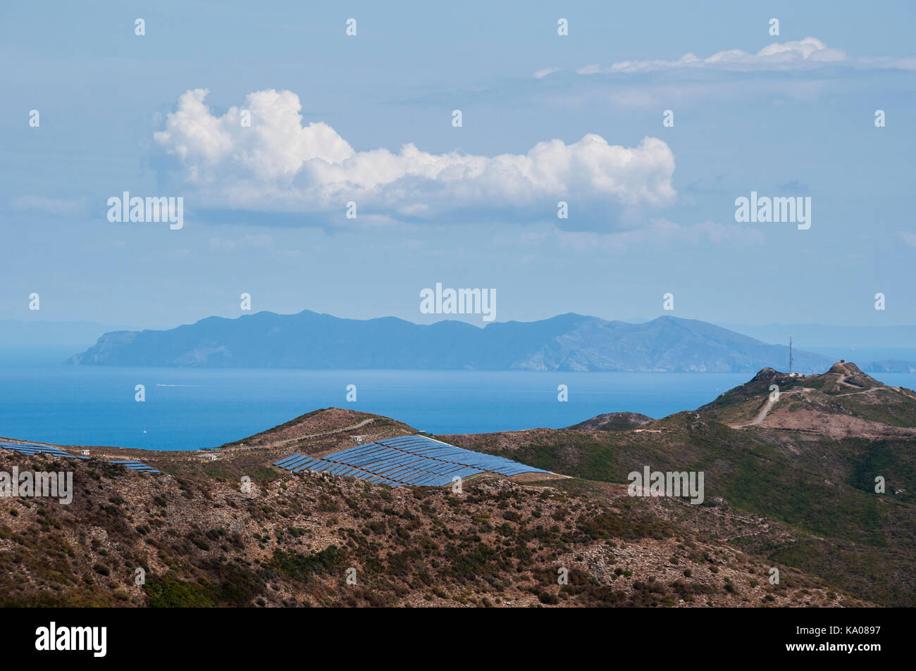 Profilo di Capraia, l'isola vulcanica nel canale di Corsica, il tratto di mare che divide la corsica dall'isola d'elba, visto da di Cap Corse Foto Stock