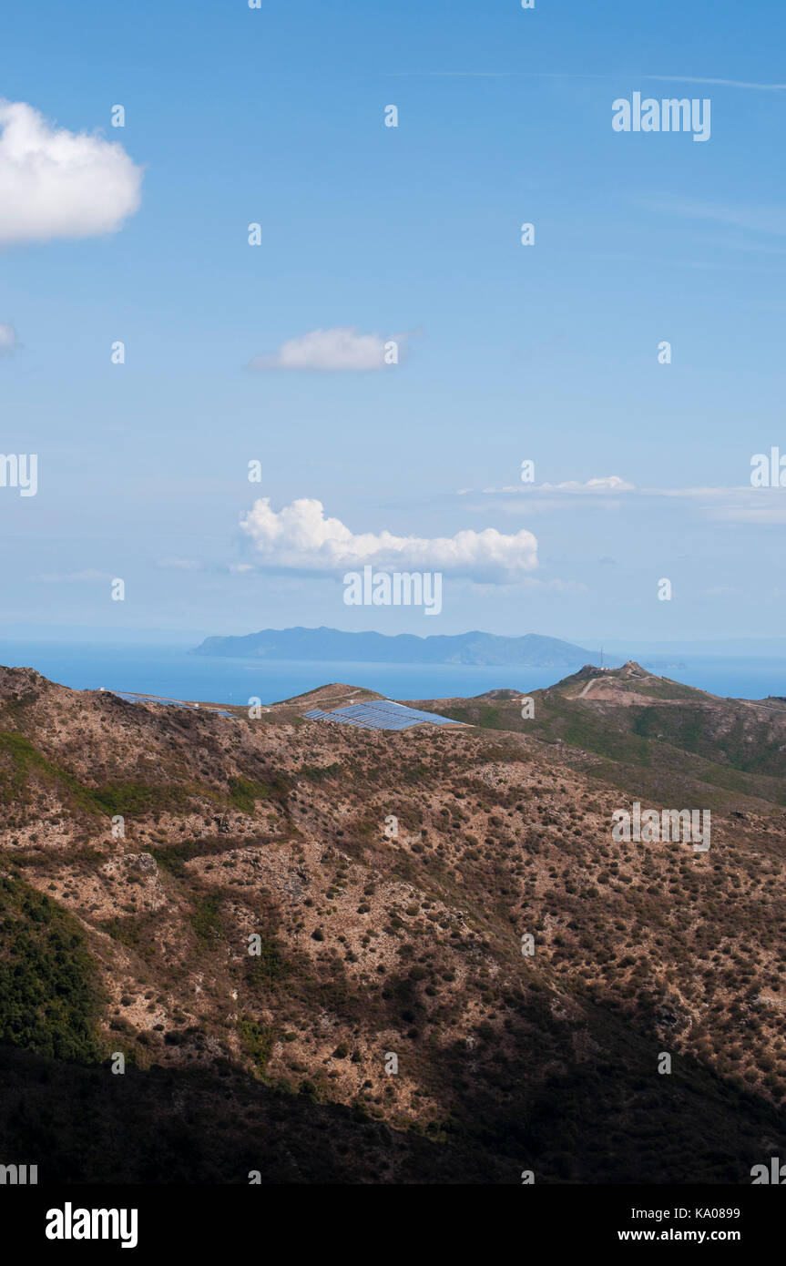 Profilo di Capraia, l'isola vulcanica nel canale di Corsica, il tratto di mare che divide la corsica dall'isola d'elba, visto da di Cap Corse Foto Stock