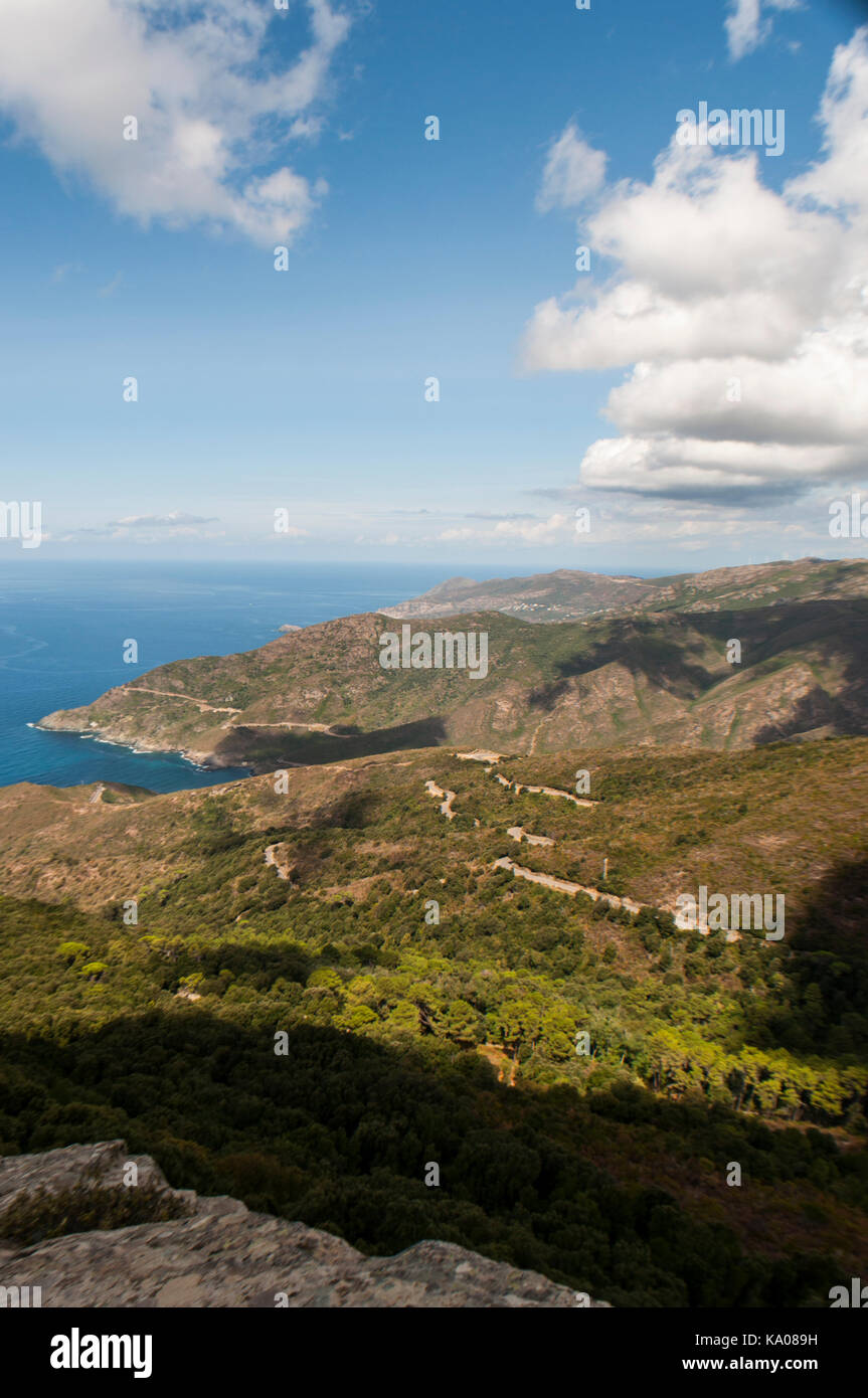 Corsica: vista panoramica del cap Corse, la penisola a nord dell isola francese con panorami selvaggi, montagna, mare mediterraneo e macchia mediterranea Foto Stock